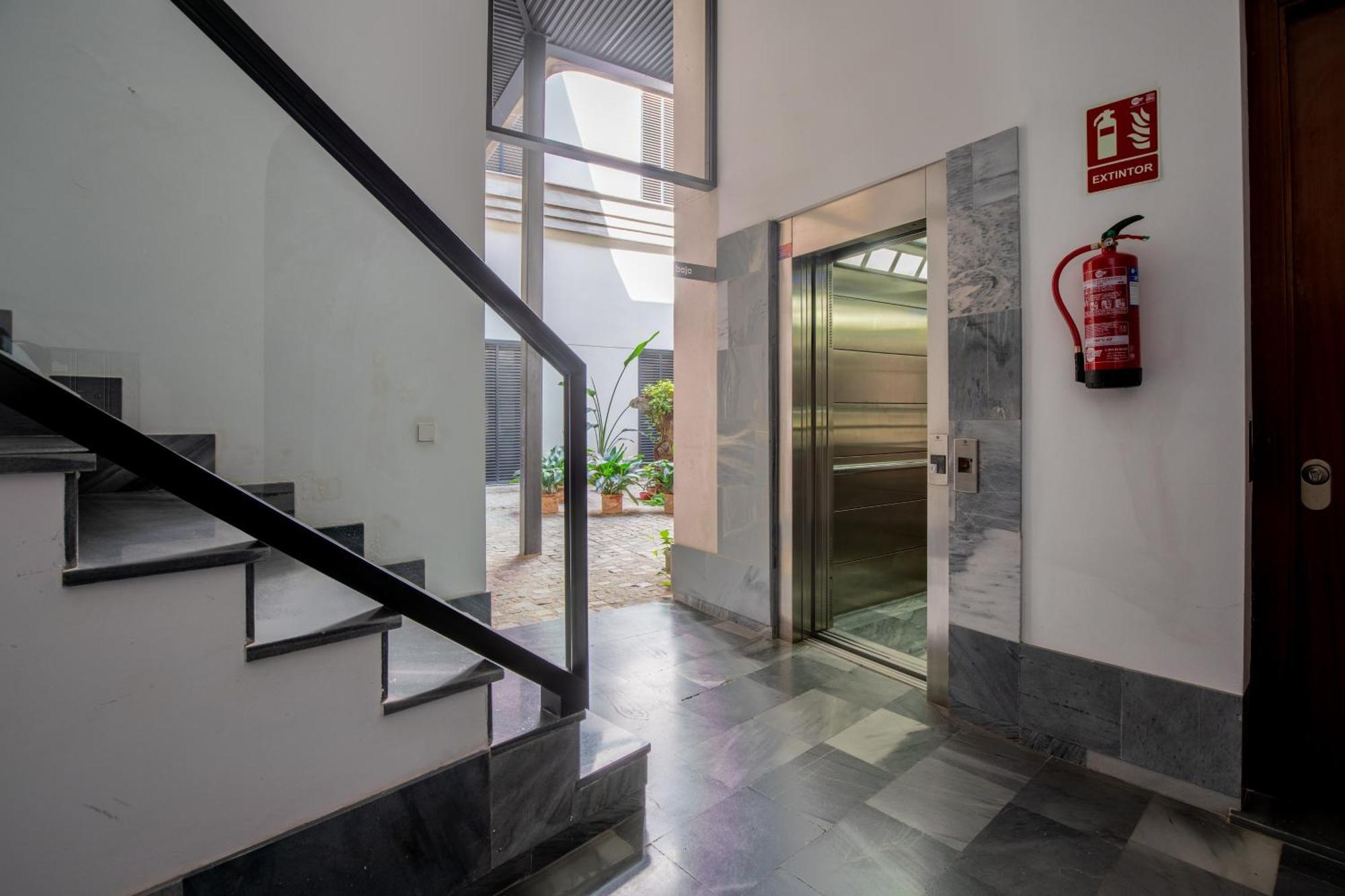Ry Aparcamiento Incluido Junto A Catedral Ideal Parejas Seville Exterior photo